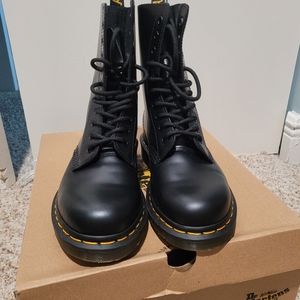 Dr. Martens 1490 10 hole black, New with box. Size 6, fits a size 7